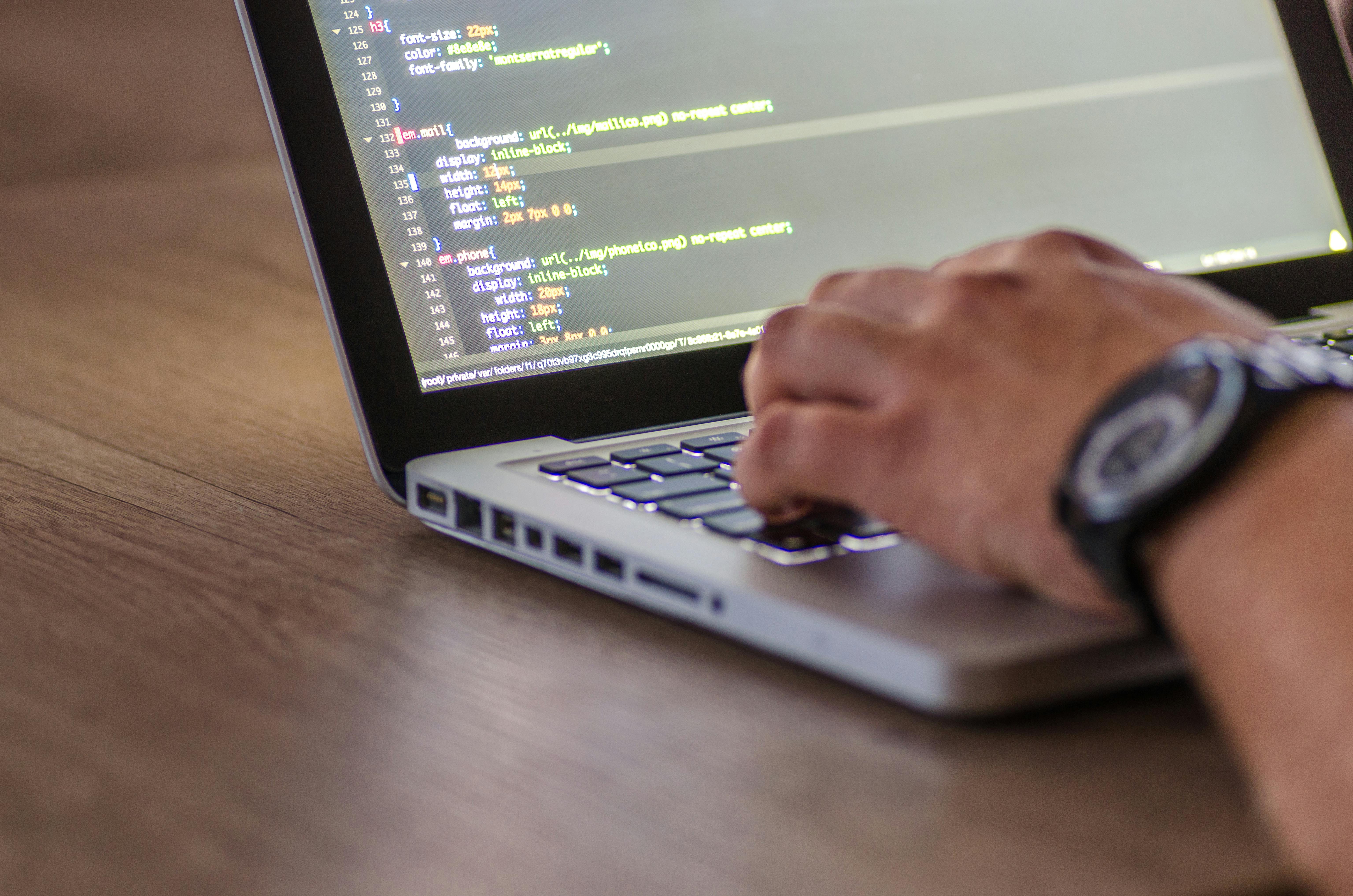 Foto de Lukas: https://www.pexels.com/es-es/foto/codificacion-de-persona-en-portatil-574071/