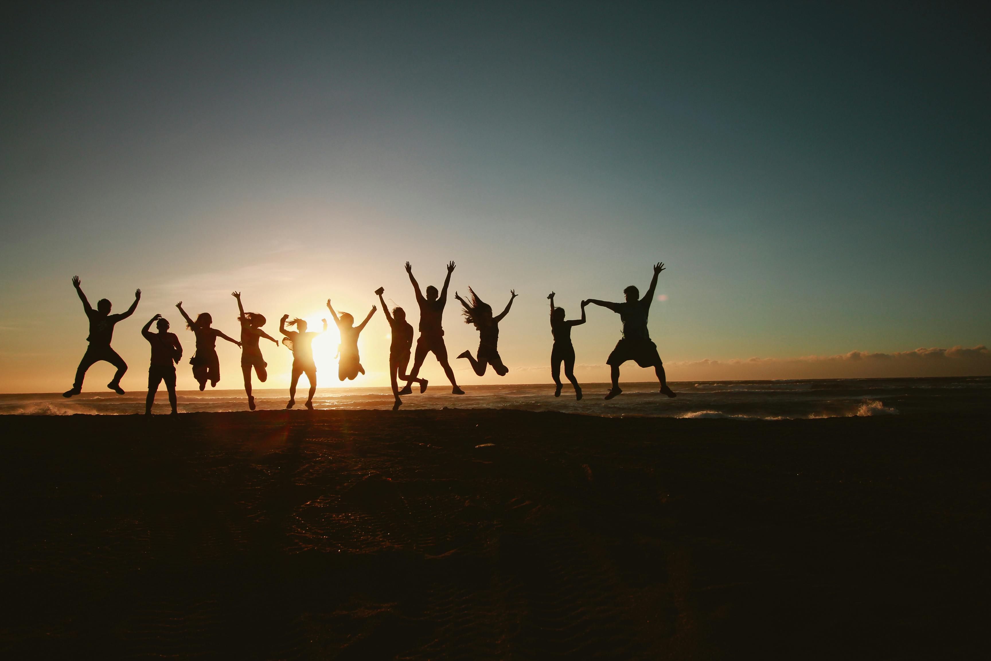Foto de fauxels: https://www.pexels.com/es-es/foto/foto-de-personas-cerca-de-la-mesa-de-madera-3184418/